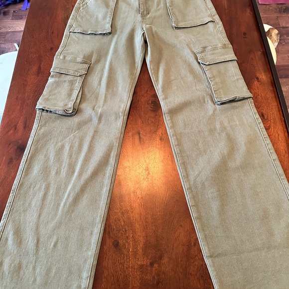 SOLD-High-Waisted Green Cargo Pants - Picture 5 of 10